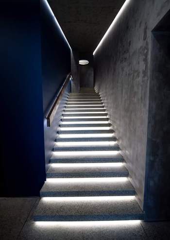 За лаштунками